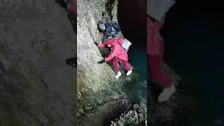 Серпантиновцы лезут по стене пещеры. Новогодний поход
