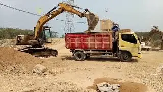 Traktor Bego Besar Isi Muatan Pasir Batu Dam Trek