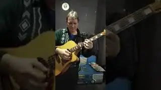 Мужик наяривает на гитаре советские хиты из знаменитых фильмов.