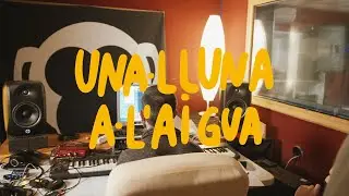 UNA LLUNA A L'AIGUA - Txarango feat. Zoo