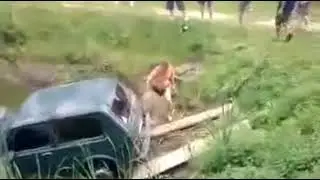 Машина в болоте.