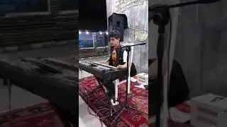 Красиво поет на Азербайджанском
