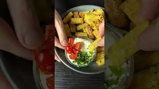 Чипсы из макарон с соусом