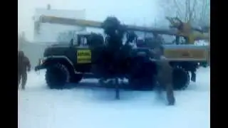 Буровая машина зимой въезжает на участок
