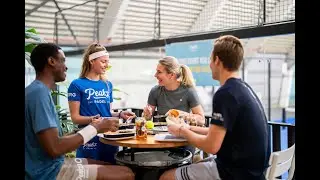 Gezelligheid naast de padelbaan bij Peakz Padel