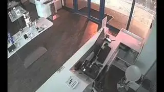 Дерзкое ограбление за 40 секунд магазина Samsung в Киеве на Петровке