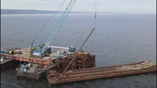 Кран поднимает шпунт Ларсена. Строительство моста через Волгу Тольятти. Ставьте на ускоренный режим