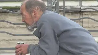 ПЬЯНЫЙ БОМЖ АНДРЕЙ БАЗЕТКИН ПЬЕТ ПИВО НА УЛИЦЕ