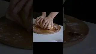 Пляцок з яблук. Рецепт та повне відео вже у профілі.