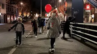 Halloween-optocht in Alphen aan den Rijn: Mayra’s Pennywise kostuum maakt indruk op toeschouwers