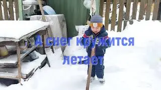 СНЕГ КРУЖИТСЯ ЛЕТАЕТ