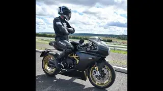 MV Agusta Superveloce 800 : elle est de toute beauté ! #mvagustasuperveloce800 #mvagusta