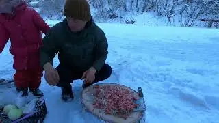 Настоящий шашлык прямо на льду.