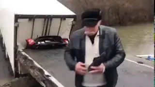 Дальнобой Сломал Мост и Раздавил Отца и его Трехлетнюю Дочь