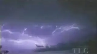 Очень яркий разряд молнии
