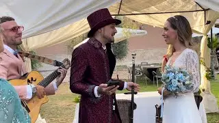 Novio cantándole a la Novia de sorpresa en la Boda