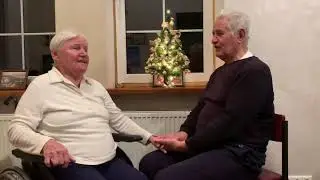 Песня Катюша исполняют Бабушка и Дедушка - по 82 т е молодые совсем и влюблённые