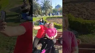 Инспектор Пляж зарабатывает на туристах - платное селфи в Стамбуле