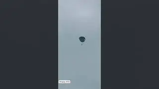 kekhwatiran seorang ibu menyaksikan anaknya terjun payung dari atas pesawat 🥺