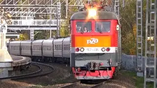 Электровозы ЧС7-235, ЧС7-089 и ЧС7-009 с пассажирскими поездами