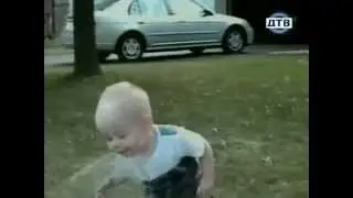 Малыш пьет воду (прикол)