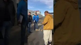 Замкнутый груз: в холмском порту дальнобойщики не могут попасть к своим машинам на паром