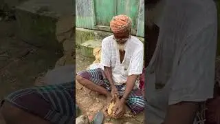 যেভাবে পাকা নারকেল ছিলতে হয়। #fbviral #shortsreels #fbpost2024 #reels2024 #reelsviralfb #village