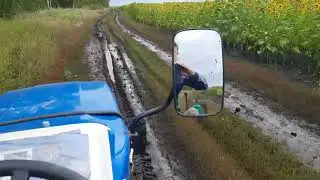 Минитрактор по грязи
