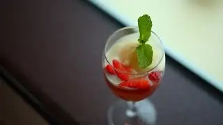Клубника в соке мяты