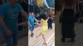 Дискотека для тех кто постарше. Ребята молодцы, классно танцуют.