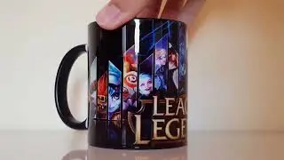 Caneca League Of Legends - Interior e Alça preta.