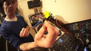 DJ WHY YOU SHOULD USE VINYL AND BASIC SCRATCHING LESSON BY ELLASKINS THE DJ TUTOR