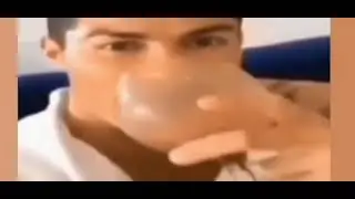 Роналду пьёт понос и улыбается. Фулл мема.