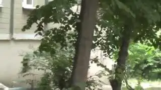Ударивший девушку мент бежит от толпы и прессы