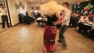 Brasileiro faz pedido de casamento a Americana dançando forró