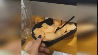 Кот хочет стырить еду еду хозяина.