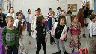 Мири танцует на дне семьи в классе - 2