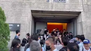 2023年9月30日国家京剧院在台湾演出《大探二》 戏迷们后台后等候演员