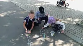 Ева. Рисунок на асфальте. 27.05. 24