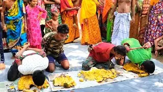 গ্রামের খেলা - বাজি ধরে কাঁঠাল খাওয়া হাত দিয়ে না ধরে
