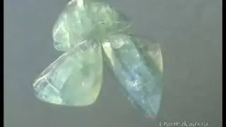 Флюорит треугольной формы