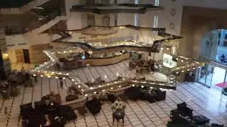 Mukarnas. Вид на лобби бар из лифта.