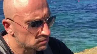 Дмитрий Нагиев на фоне моря