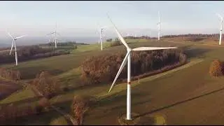 DRONATA PAZZESCA VICINO ALLE PALE EOLICHE - GREEN POWER