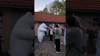 Веселая тусовка с белым Медведем