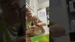 Алиса учится чистить картошку. #синдромдаунанеприговор #дети