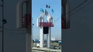 Рязань - Столица ВДВ. В День ВДВ на стелле на въезде в Рязань традиционно устанавливают флаги ВДВ.