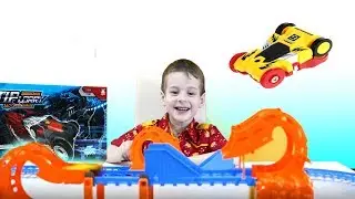 Играем в Автотрек с машинкой перевертышем hot wheels 360 градусов