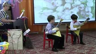 Дети играют на балалайке на утреннике в детском саду