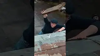 ПСИХ ЗАЛЕЗ НА ГАРАЖ